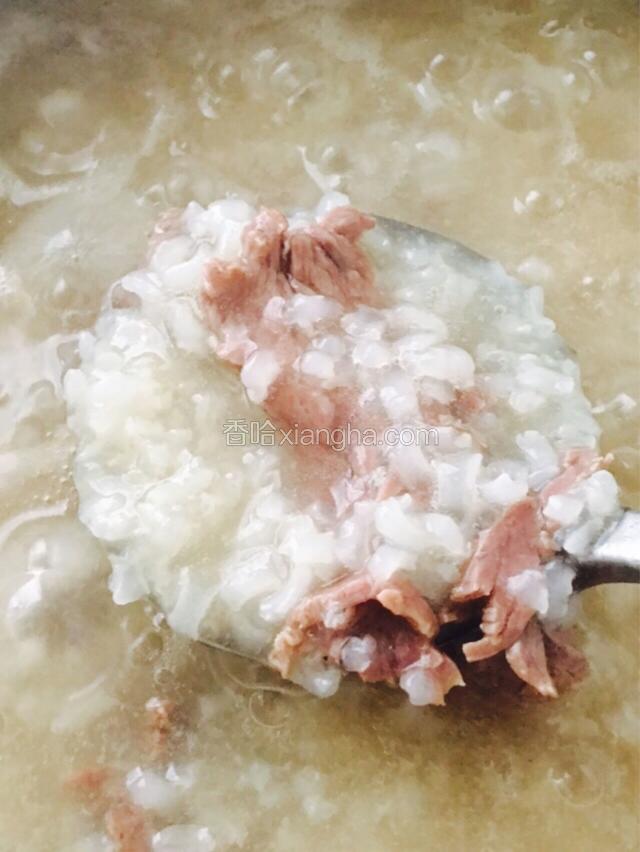 熬绵的粥加入盐少许，玉米油少许，再搅拌均匀后大火加入腌制好的牛肉，5-8秒钟关火（视份量多少）