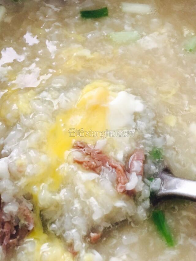 撒入葱白，把鸡蛋搅散