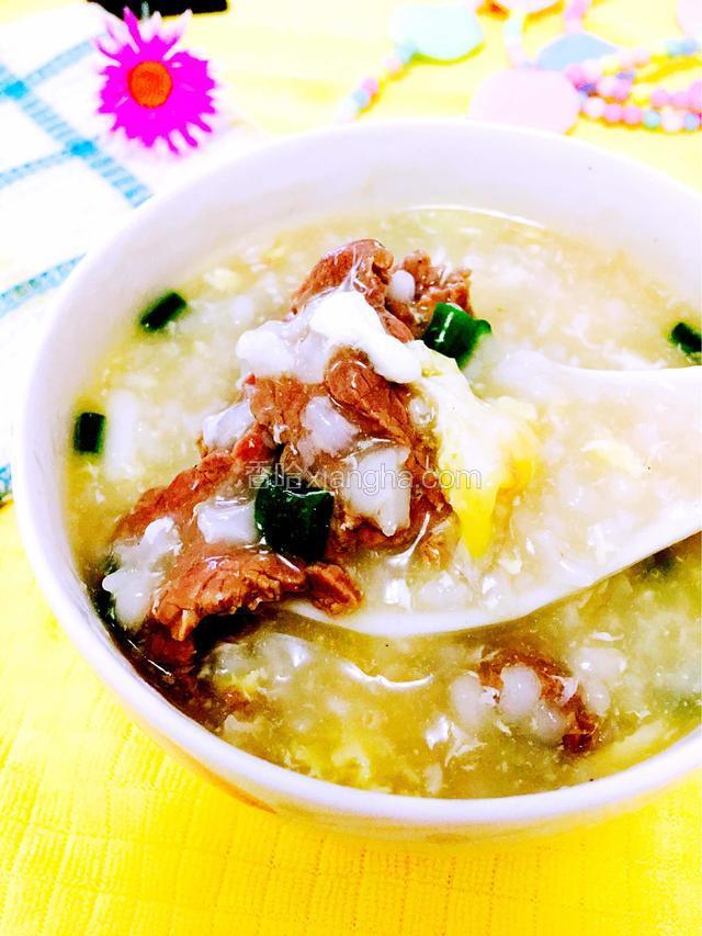 装碗前滴少许香油，再撒入葱花