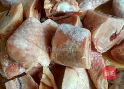 香菇土豆炖鸡肉的做法图解1
