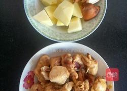 香菇土豆炖鸡肉的做法图解2