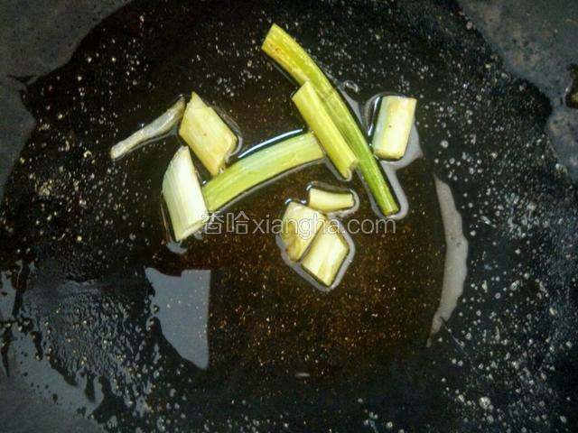 油锅爆香葱花和十三香