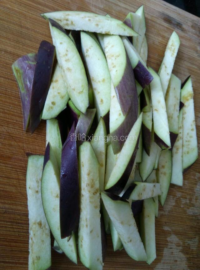 茄子切丝，用水泡一泡捞出沥干水。