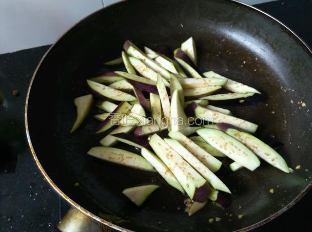 油锅烧热，下茄子煸至变软。