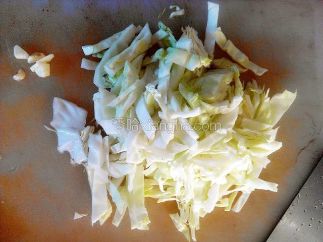 将包菜切细丝，蒜切碎，辣椒切小片
