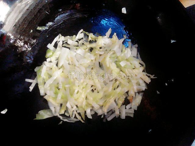 锅中加少量的油放入蒜，辣椒煸香后放入包菜