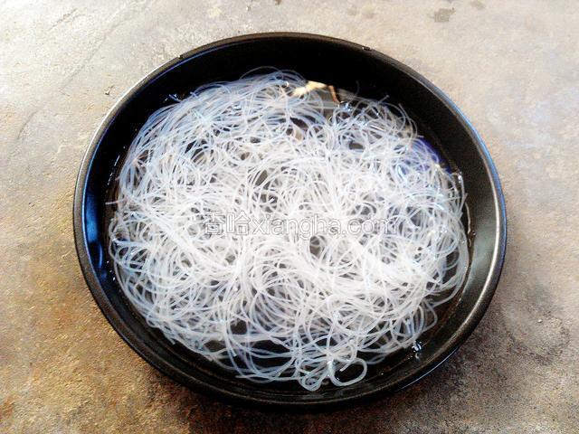 米粉放入热水中浸泡至变软