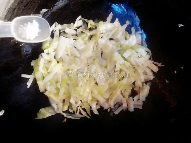 加入盐，糖，蚝油，爆炒至包菜发软