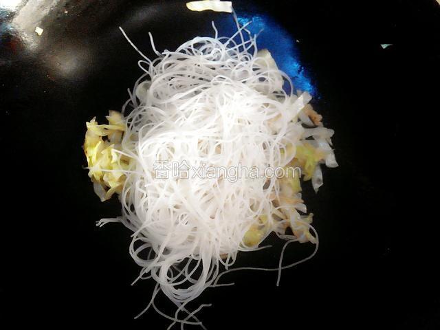 然后把米粉从热水中捞出来倒入锅中，并加入一点点的清水