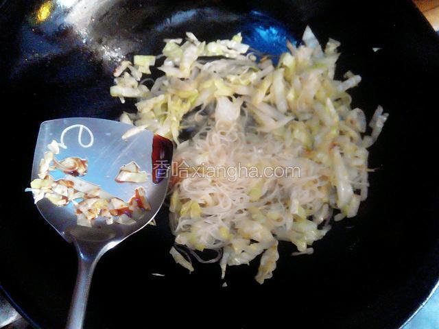 加入味极鲜酱油，炒至断生后即可出锅品尝喽！