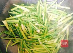 芹菜炒小酥肉片的做法图解7