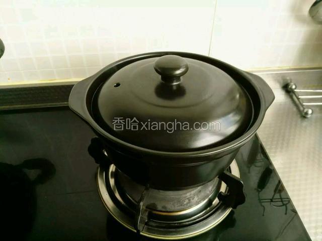 然后倒入砂锅，转小火慢炖。