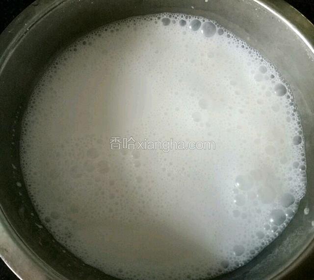 以上材料倒进盘里，加水600毫升搅拌成无颗粒稀浆。