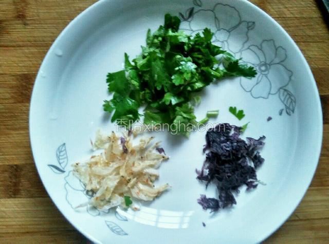 紫菜和虾皮洗净，香菜切碎