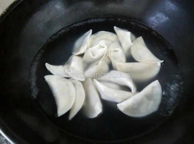 水烧热放入饺子，并调入小半勺盐  （这是冰冻饺子，不必开水下锅，温水即可）