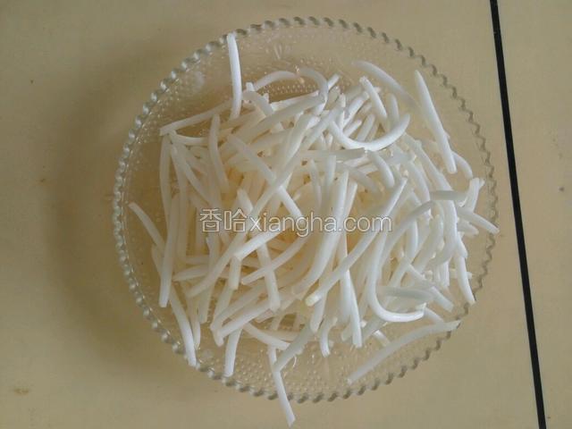 绿豆芽洗净摘头去尾
