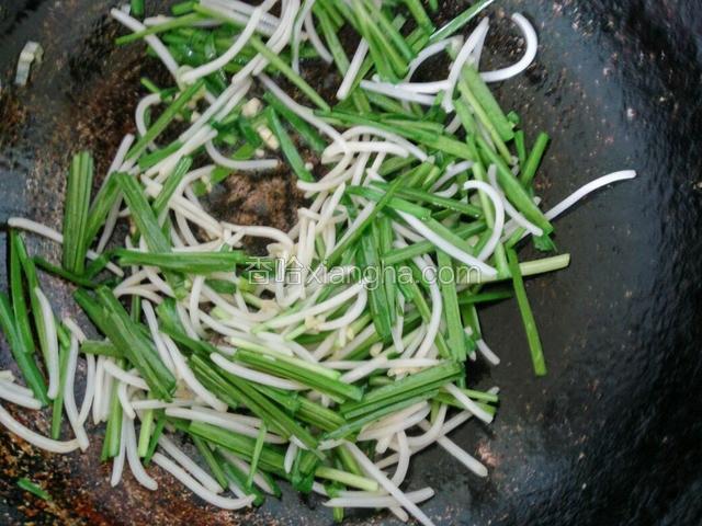 加盐和糖调味，放韭菜番炒均匀