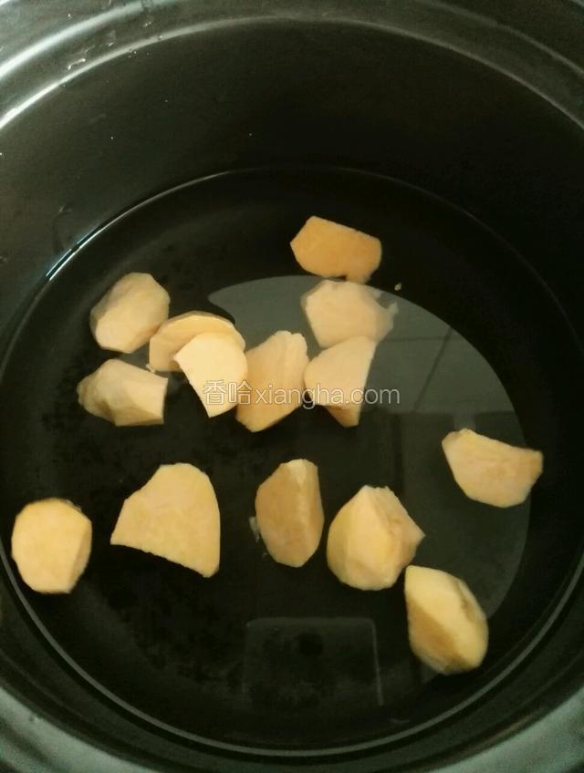 锅中放入地瓜和适量水