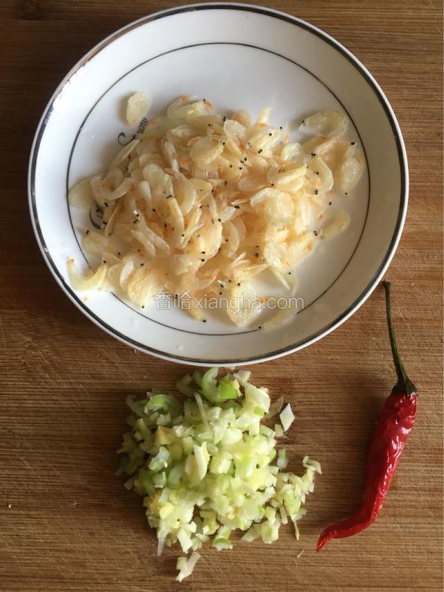 准备葱椒蒜末适量，虾皮洗净，控干水分备用
