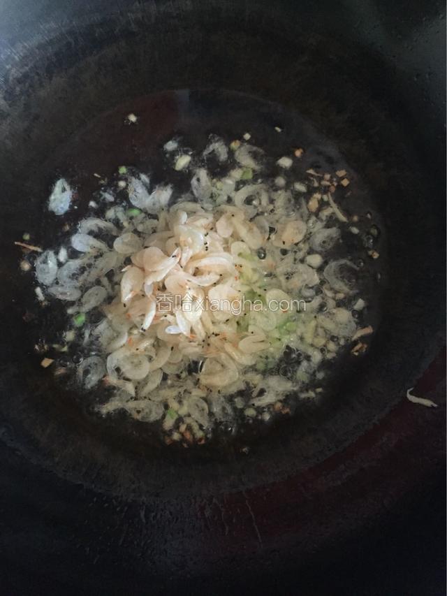 再放入虾皮，煸炒出香味，可以放油菜了