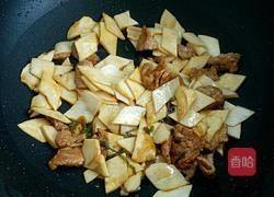 杏鲍菇胡箩卜炒肉的做法图解6