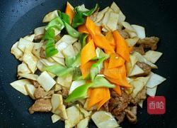 杏鲍菇胡箩卜炒肉的做法图解7
