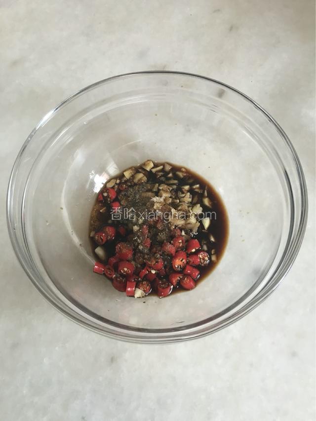 将大蒜，小米椒放入大碗，加生抽，香醋，白胡椒粉和白糖备用
