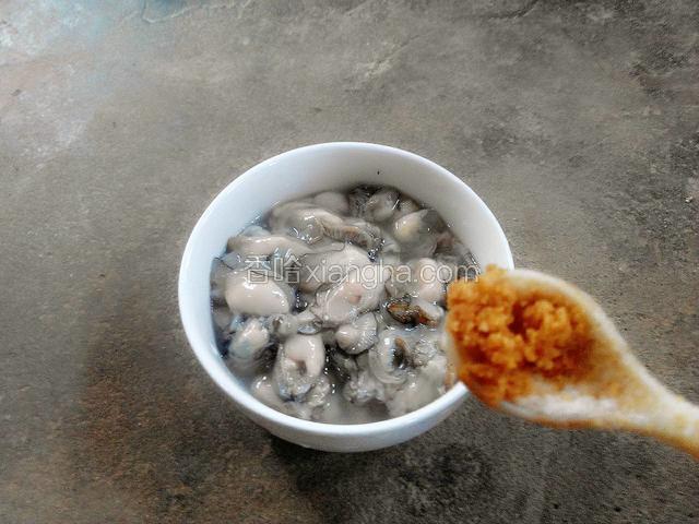 然后加入盐，糖，鸡精，肉味调味料，