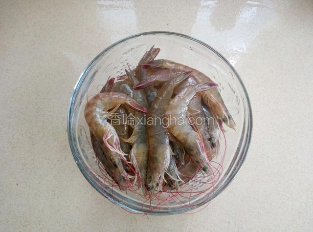 准备好新鲜的虾。