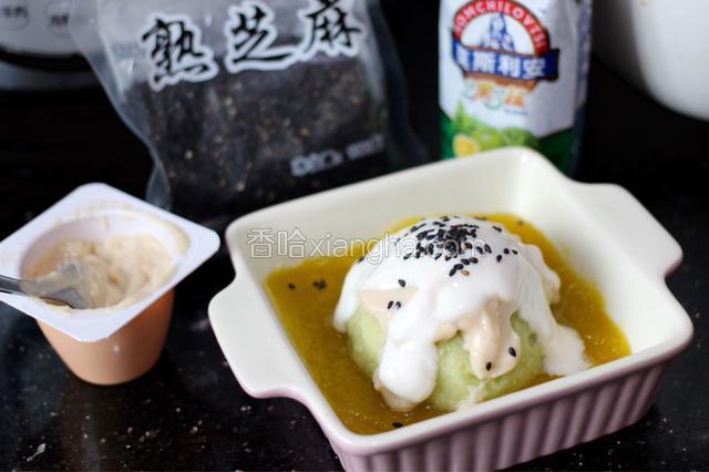 然后把牛油果泥搓成一个球，放在南瓜泥上，为了美观再淋上两种酸奶，撒上芝麻