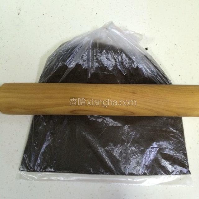 把奥利拉饼干放在保鲜袋内，用擀面杖碾碎。