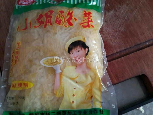 我用的是这牌子酸菜，剁碎用清水洗几次攥干备用。