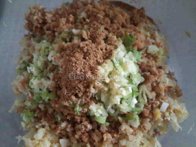 在放饺子料，盐，少许鸡精。
