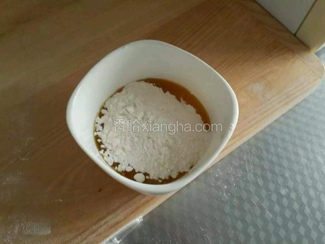 然后拿一个空碗倒上炸开晾凉后的食用油，在放适量的面粉，搅拌均匀。