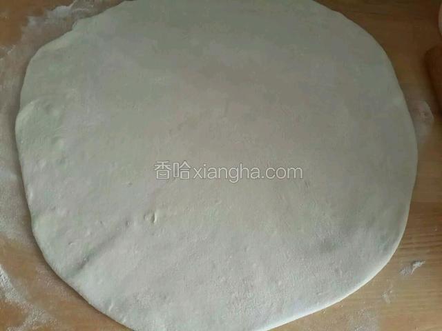 面团擀成一张大饼。