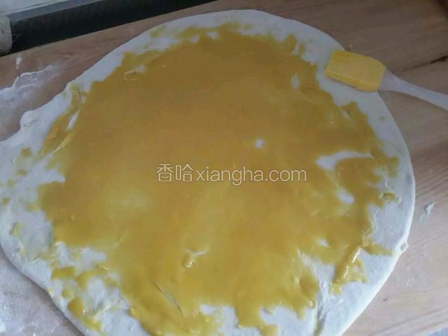用油刷把有梭子均匀刷在大面饼上面。