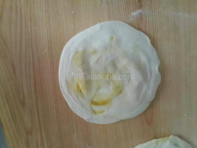 擀成小饼片。