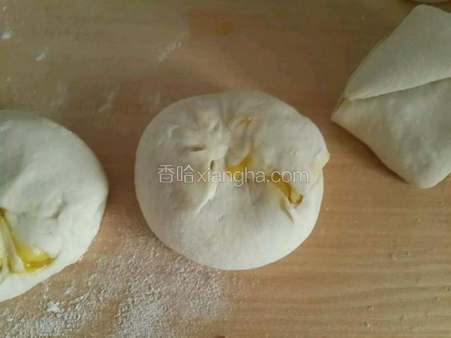 像这样包起来，擀成饼。