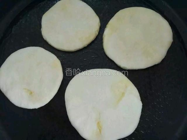 不粘锅加热，倒入少许油，放饼，两面煎至金黄色即可。
