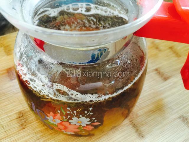 接入开水，盖上盖子焖10分钟左右。