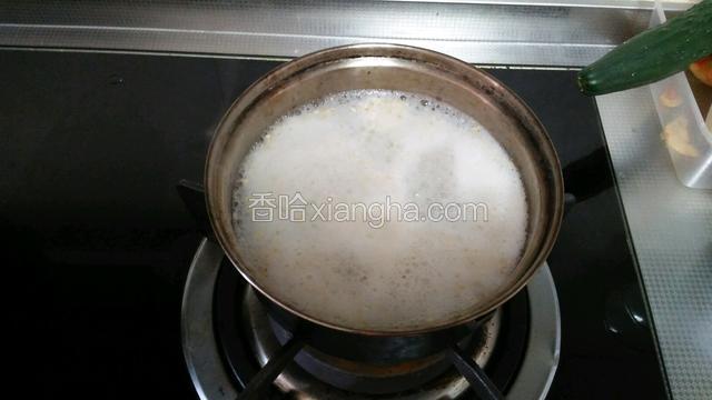 水开，加燕麦，煮三分钟