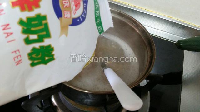 加奶粉，拌匀