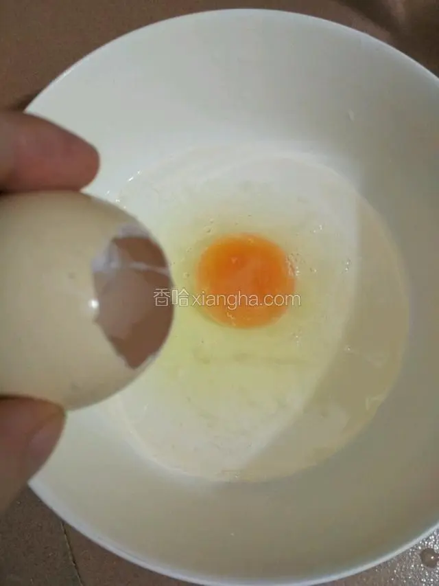 用蛋壳装35℃左右的温水，第一次加满，第二次装半个鸡蛋即可。其实我每次都是以一个鸡蛋就加蛋壳一个半的温水刚刚好，做多就以此类推。