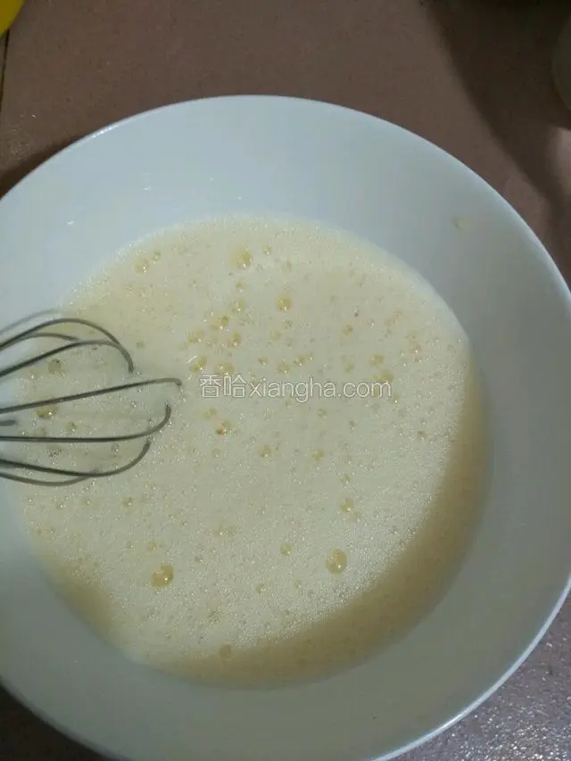 蛋液里加入盐和芝麻油，再打散