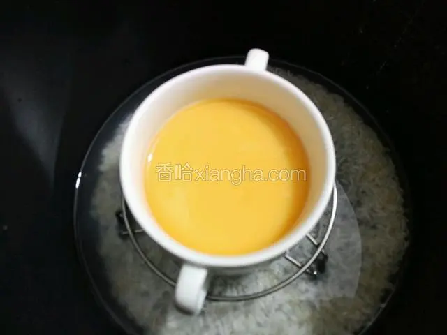 电饭锅准备好，我还在下面放米哦，放上架子，把蛋液放到架子上