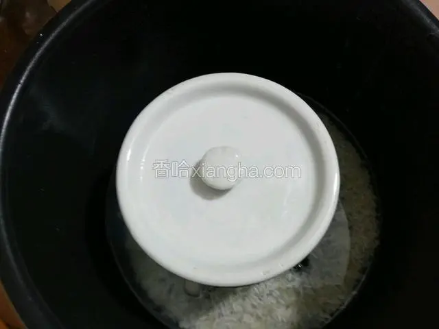 蛋液盖上盖子
