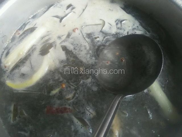 大火烧开，这期间会产生大量的沫子，我们得把它处理不要。
