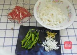 青椒肉丝炒饭的做法图解1