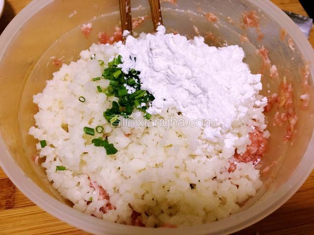 再放入藕末和淀粉，葱花搅拌均匀