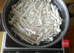 蟹味菇炒黑木耳的做法图解2